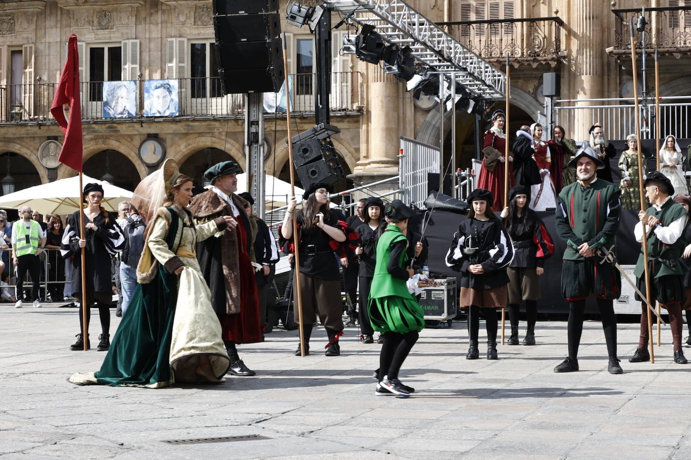 Las elegantes vestiduras del siglo de Oro desfilan por Salamanca