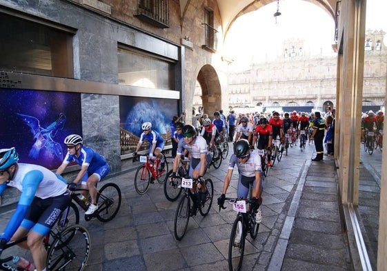 Los participantes en el campeonato salen desde la Plaza Mayor