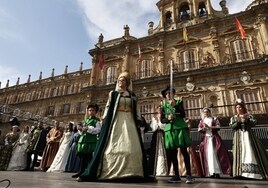 Las elegantes vestiduras del siglo de Oro desfilan por Salamanca