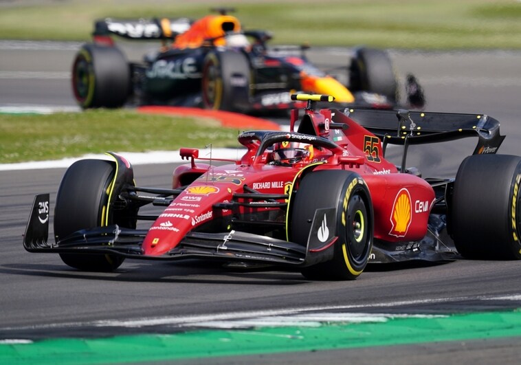 El piloto español Carlos Sainz conduciendo el Ferrari.