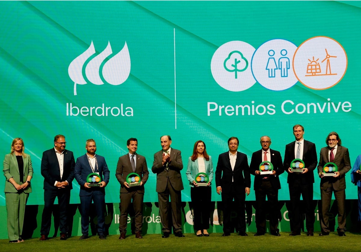 Galardonados de la primera edición de los Premios CONVIVE realizada en Mérida, junto al presidente de Iberdrola, Ignacio Galán, y autoridades.