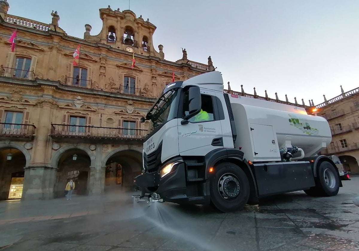 Uno de los camiones de limpieza de FCC Medio Ambiente baldeando en la Plaza Mayor.