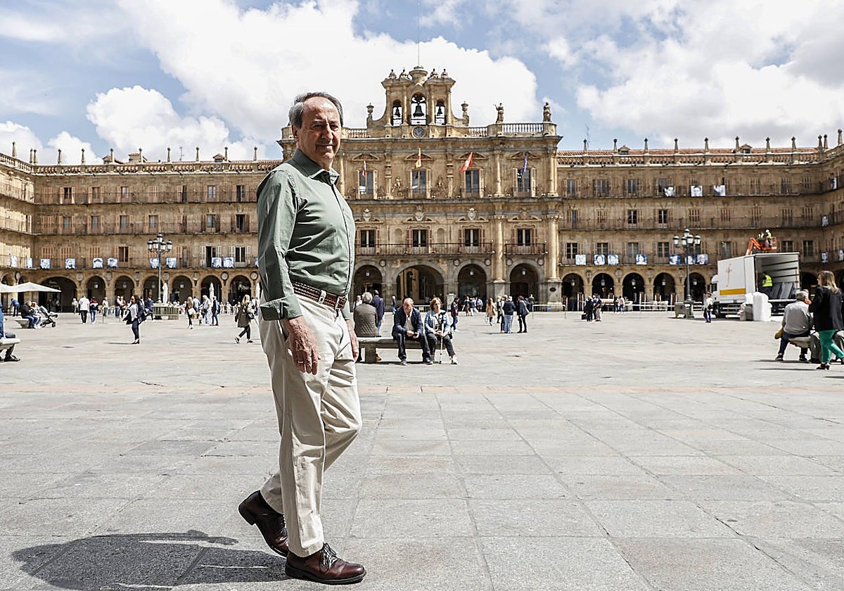Jesús Juanes paseando por la Plaza Mayor de Salamanca.