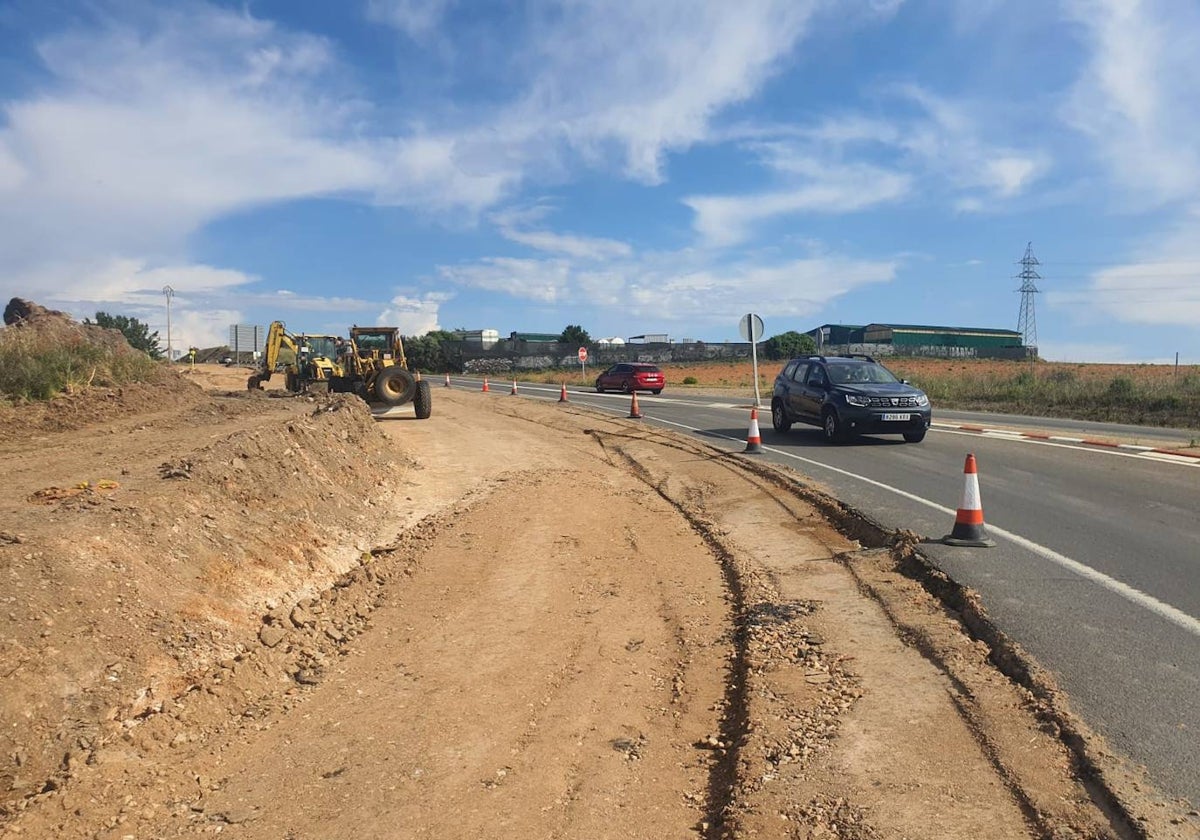 Las primeras obras para el carril bici de Villamayor, en la margen derecha de la carretera de Ledesma.