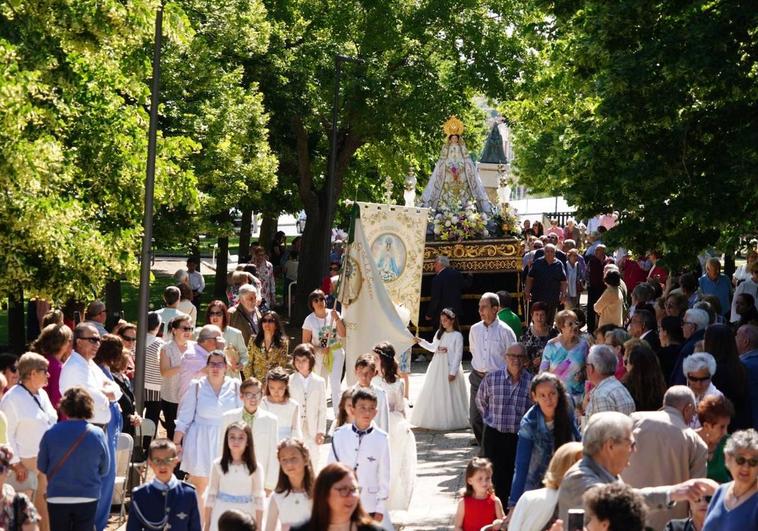 Los fieles acompañan a la Virgen de la Salud en Tejares