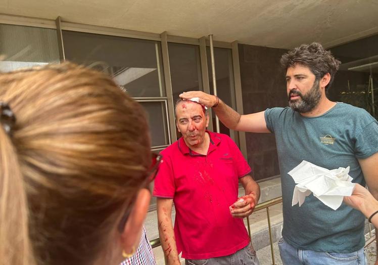 Eladio Herrero, ganadero, la policía le ha pegado cuando estaban junto a la puerta de entrada