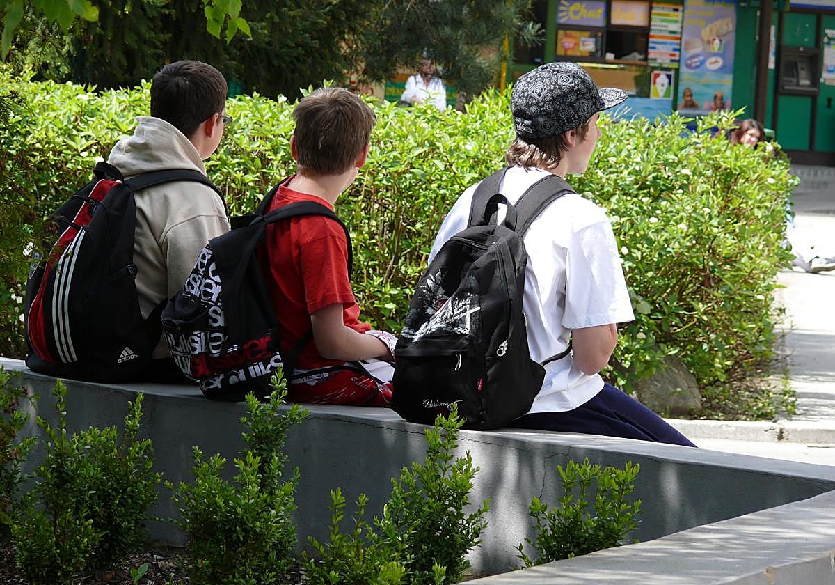 Menores de edad en un parque durante el horario escolar.