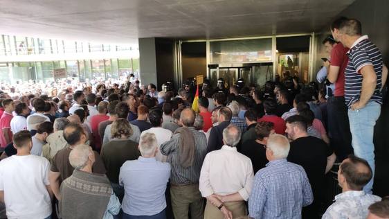 Crece la tensión: los funcionarios no pueden salir del edificio de la delegación por el bloqueo ganadero