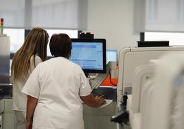 Profesionales del laboratorio unificado del Hospital de Salamanca trabajando en un caso.