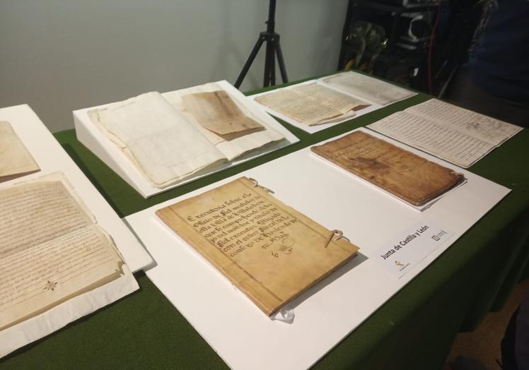 Documentos de la Catedral hallados por la Guardia Civil en Murcia en una operación realizada contra el tráfico ilícito de documentos.