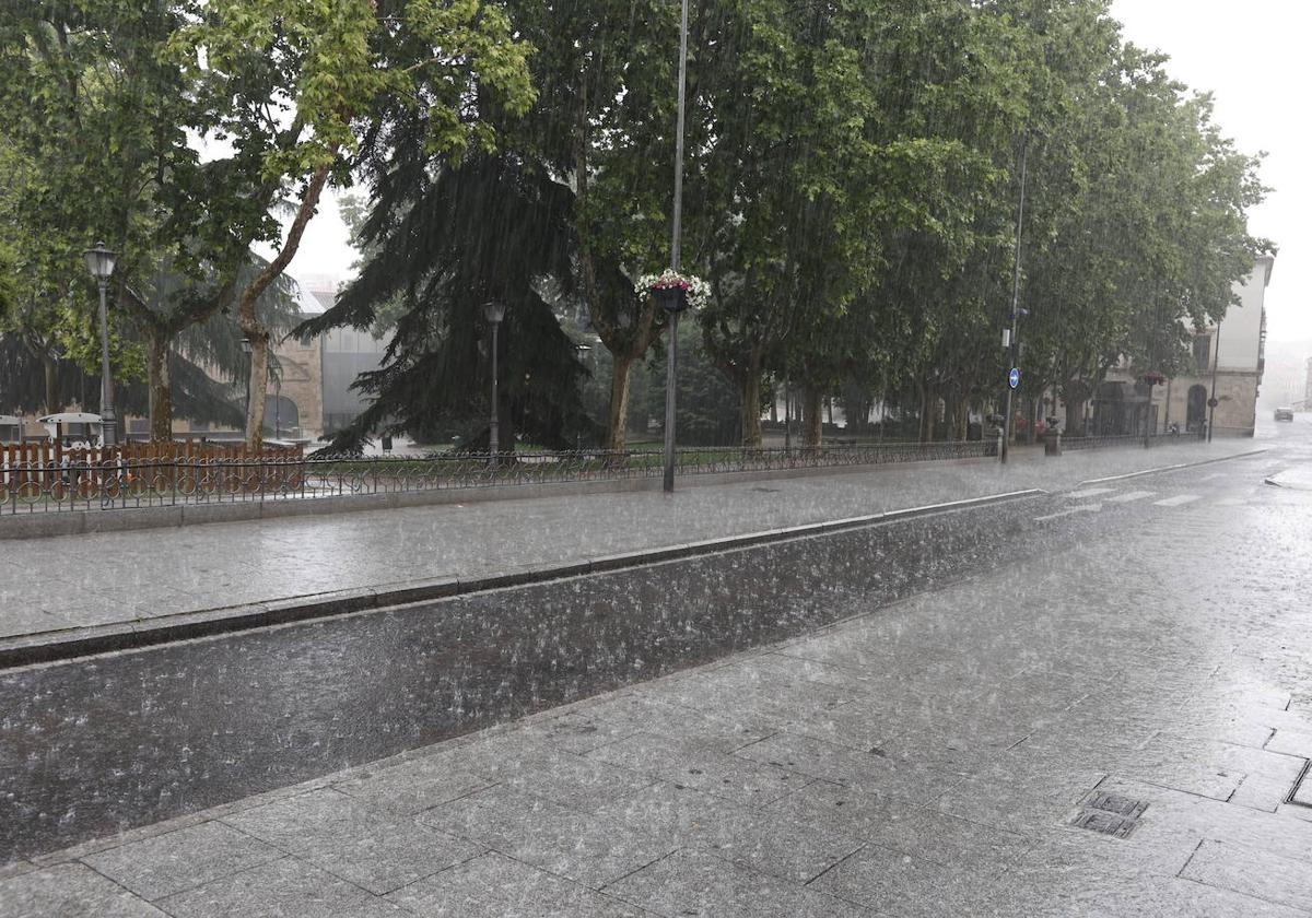 Un instante de la tormenta que sorprendió Salamanca este pasado domingo.