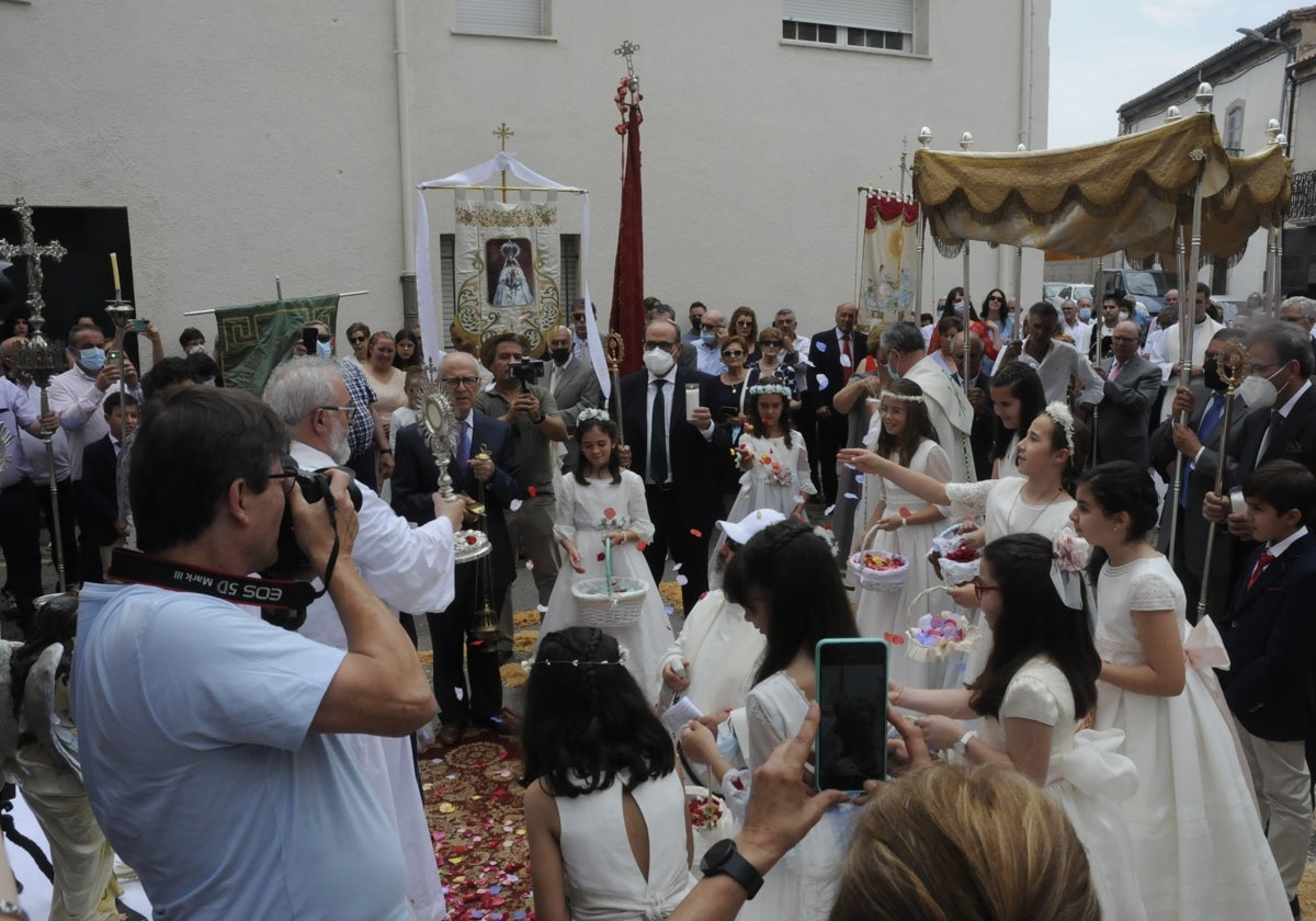 Los niños de Primera Comunión lanzan pétalos ante el Santísimo Sacramento en la procesión de Corpus del pasado año en Vitigudino.