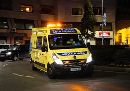 Una ambulancia de Sacyl a su paso por la Puerta Zamora.