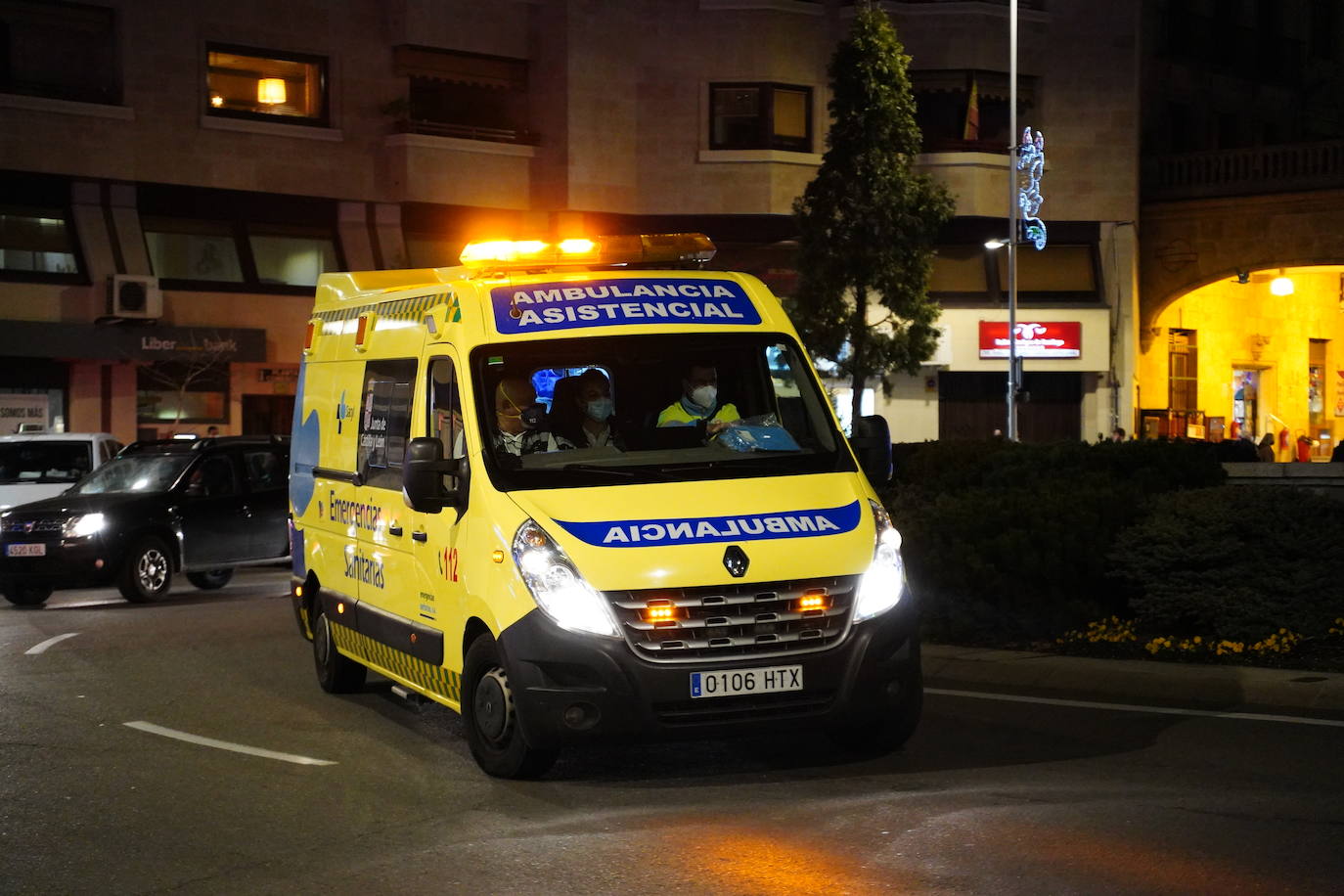 Una ambulancia de Sacyl a su paso por la Puerta Zamora.