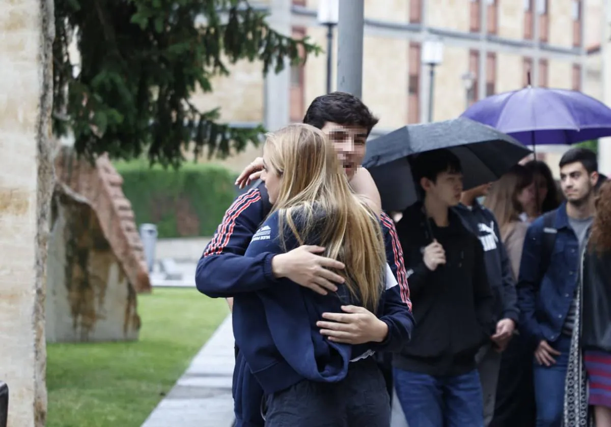 Dos alumnos se abrazan antes de entrar a las pruebas.