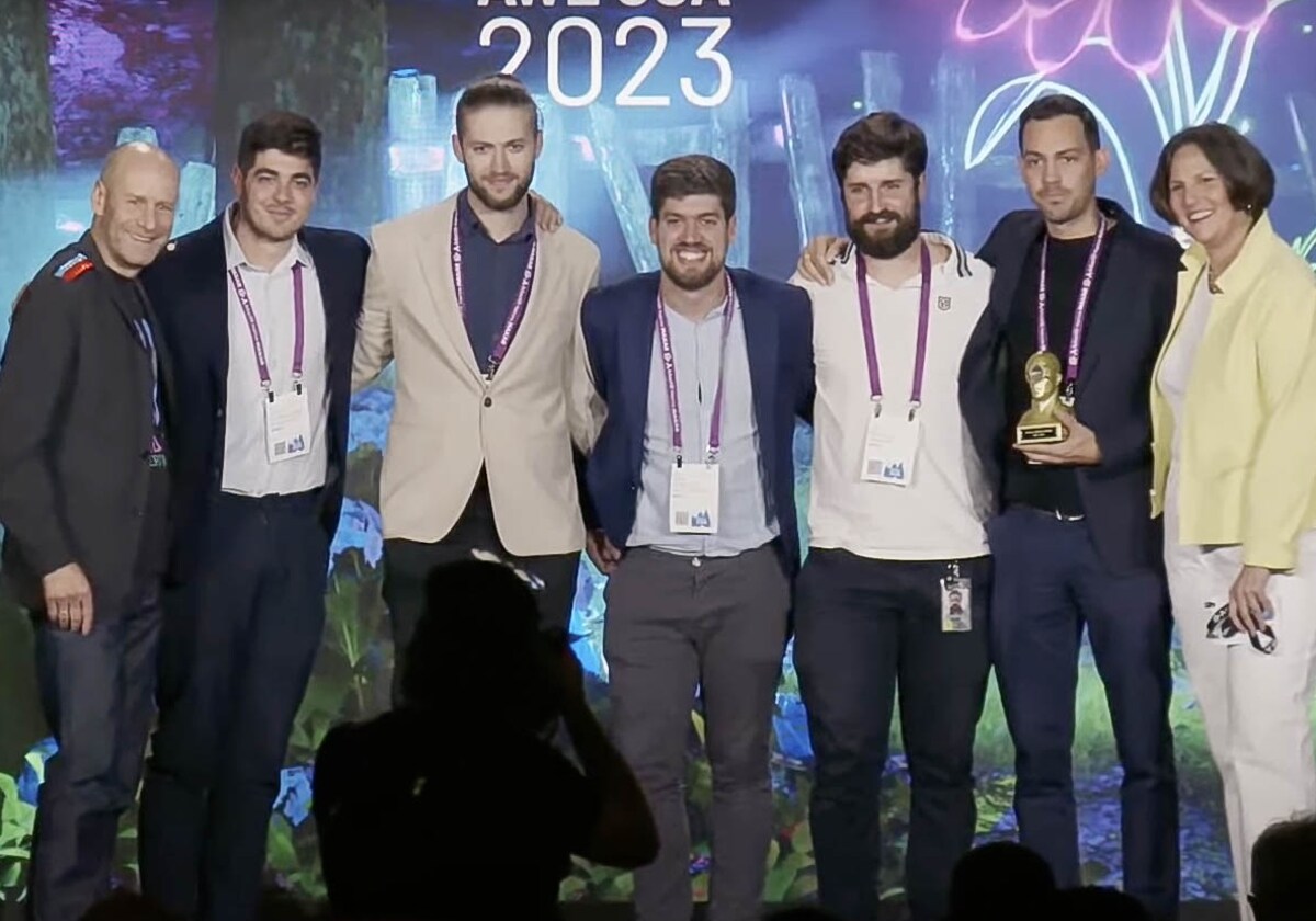 Representantes de Arsoft recogen el galardón de los prestigiosos Auggie Awards