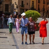 Varias personas se cubren la cabeza durante la última ola de calor en Salamanca.