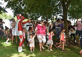 Las sesiones de juegos infantiles en el Prado de la Vega.