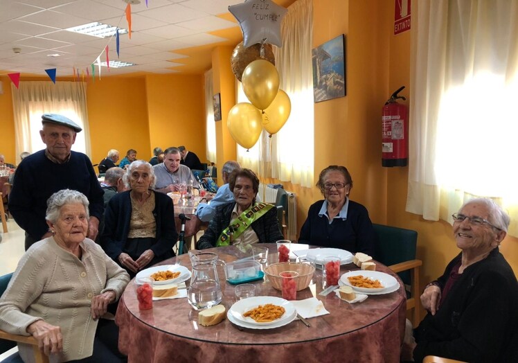 Mayores centenarios celebran el cumpleaños de Isabel Vacas en Santa Inés.