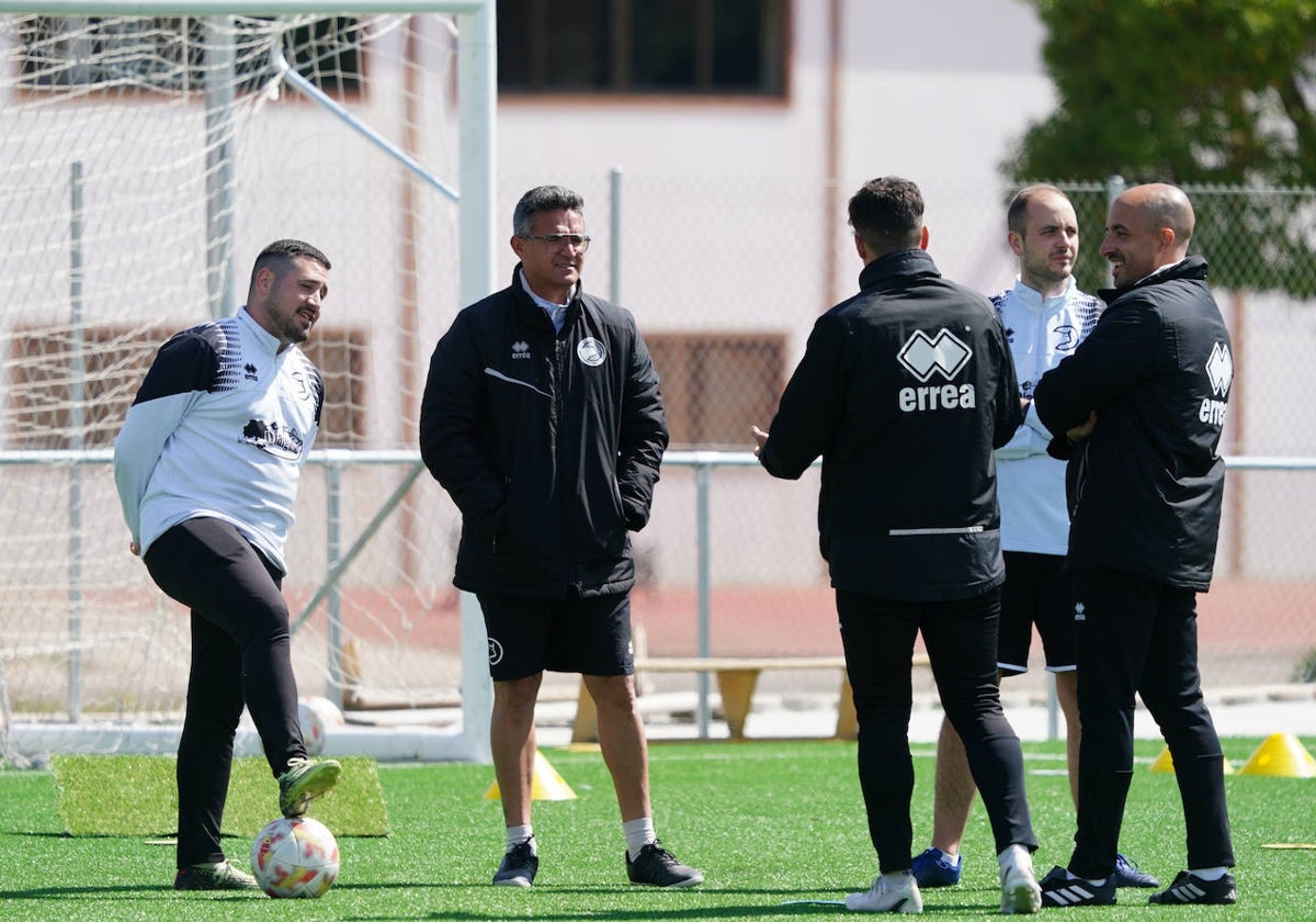 Ponz junto a su cuerpo técnico charlando en un entrenamiento celebrado en el anexo del Reina Sofía.