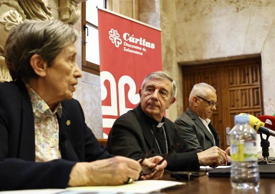 Carmen Calzada traslada su reflexión ante José Luis Retana y José María Rodríguez.