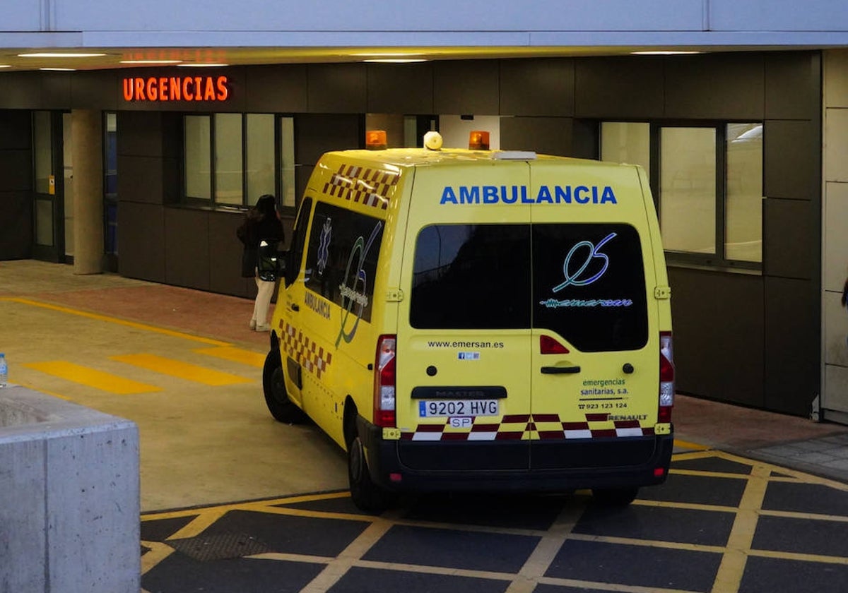 Una ambulancia del 112, en la puerta de urgencias