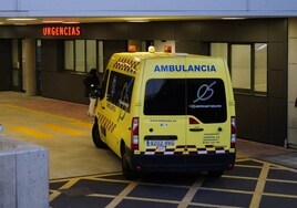 Una ambulancia llega a las Urgencias del Hospital de Salamanca.