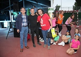 El alcalde en funciones junto a los pregoneros, en el frontón.