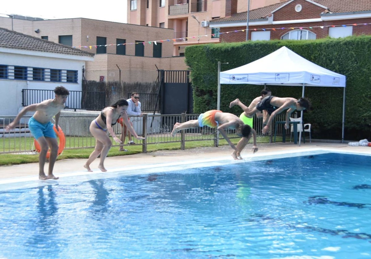 Los primeros bañistas de las piscinas municipales de Carbajosa estrenaron la temporada en la provincia.