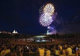 Espectáculo de fuegos artificiales durante las fiestas de San Juan de Sahagún.