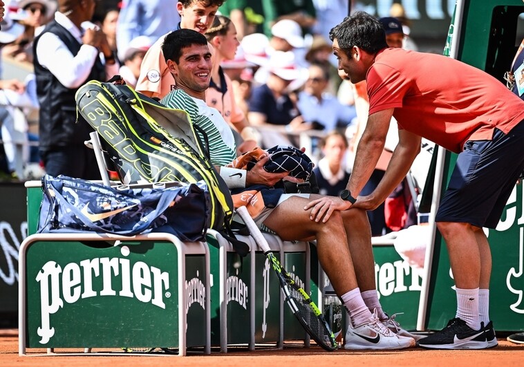 Un lesionado Alcaraz cede ante Djokovic en las semis de Roland Garros
