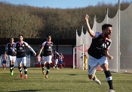 Diego Benito celebra uno de los tantos durante la