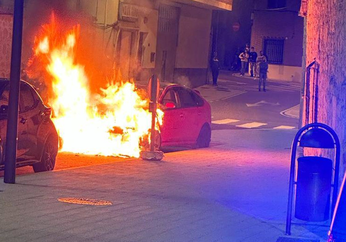 Un coche ardiendo marca una noche de fiesta en Villares de la Reina