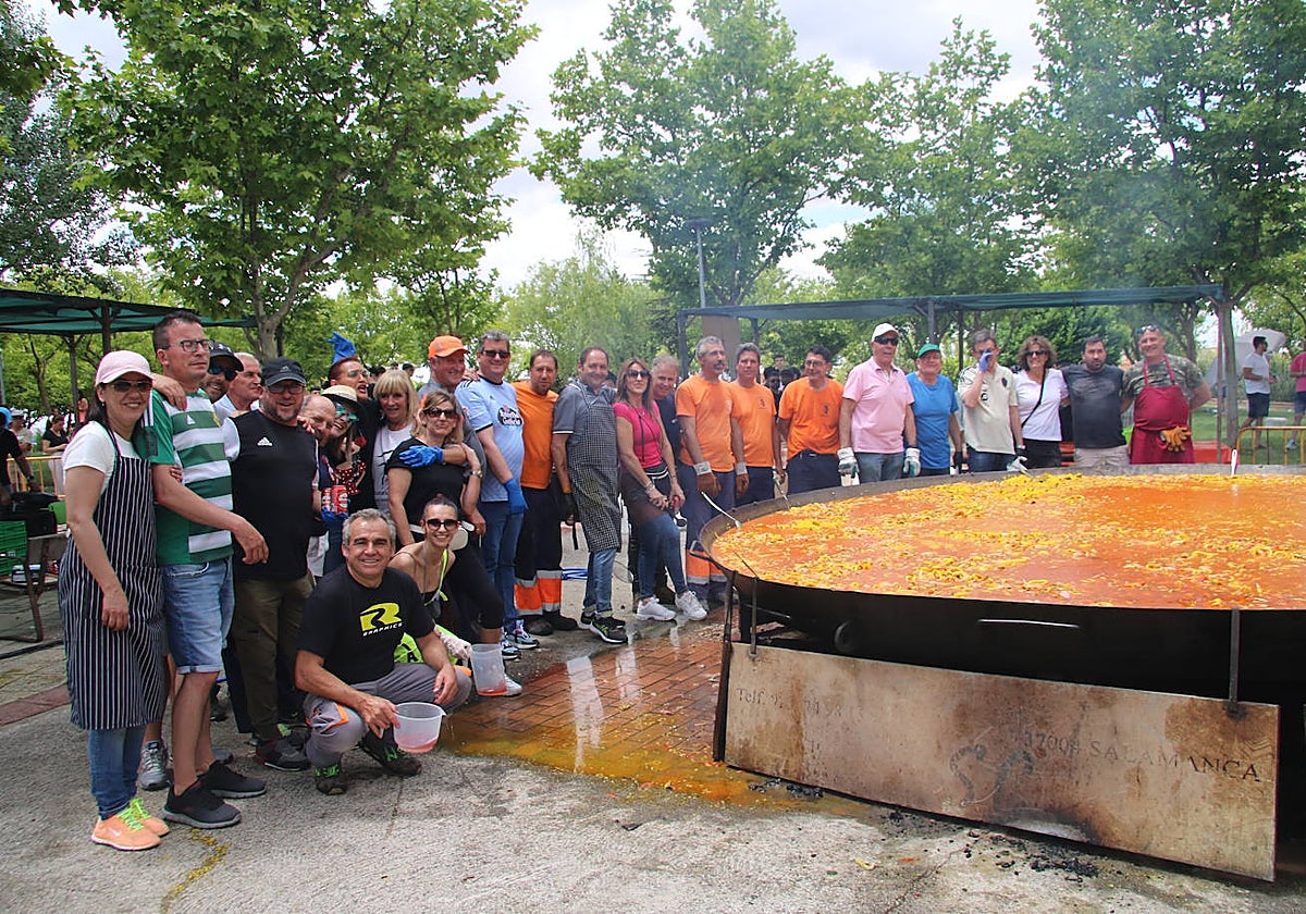 Cabrerizos triunfa con su paella de 5.000 raciones