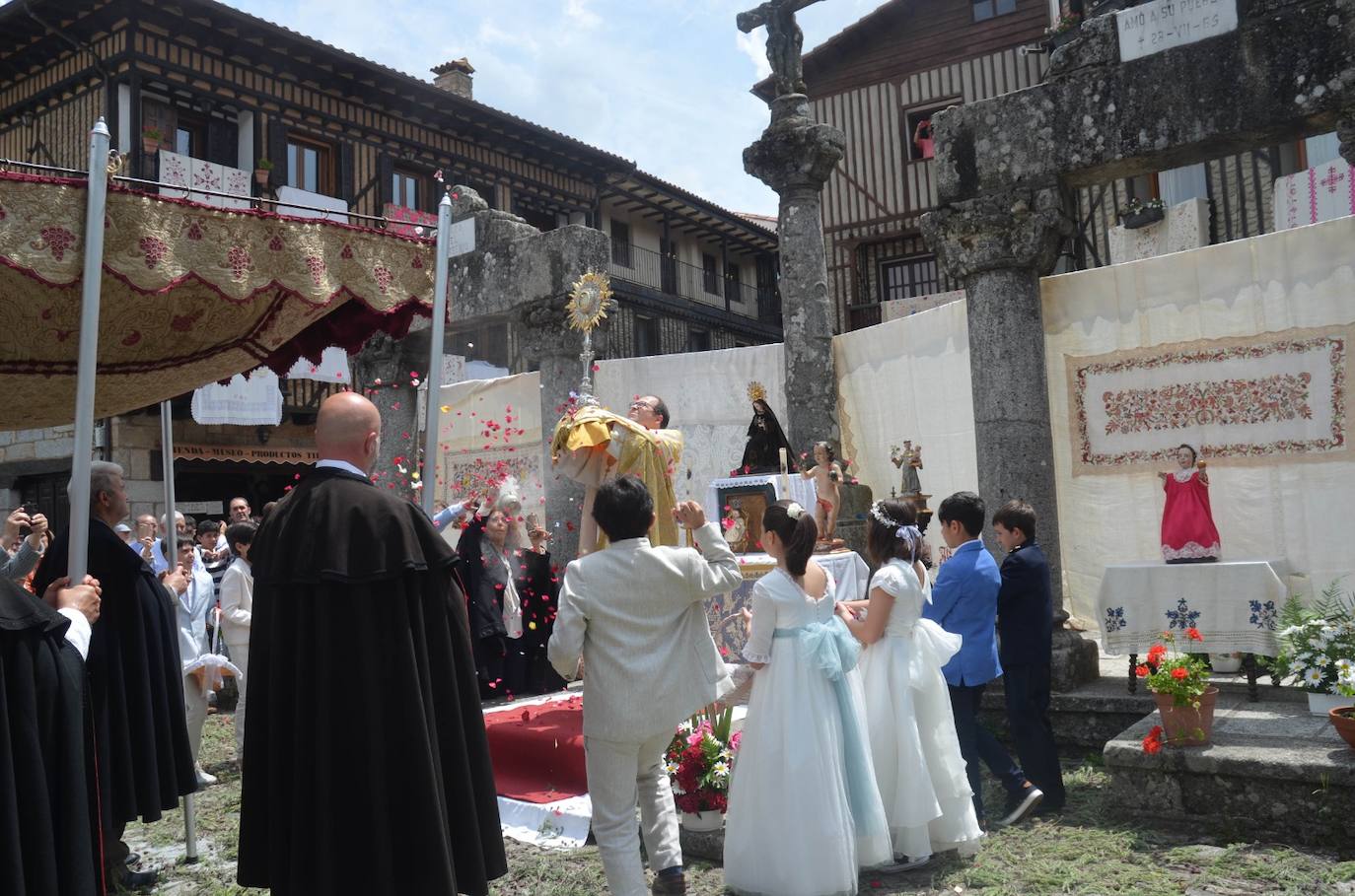 La Alberca se viste de gala en la procesión del Corpus