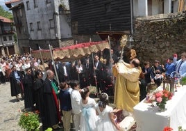 Procesión en uno de los altares de la calle Hospicio, en el momento culmen en el cual los niños arrojan pétalos al Santísimo