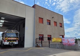 Las pancartas de apoyo colocadas en el Parque de Bomberos.