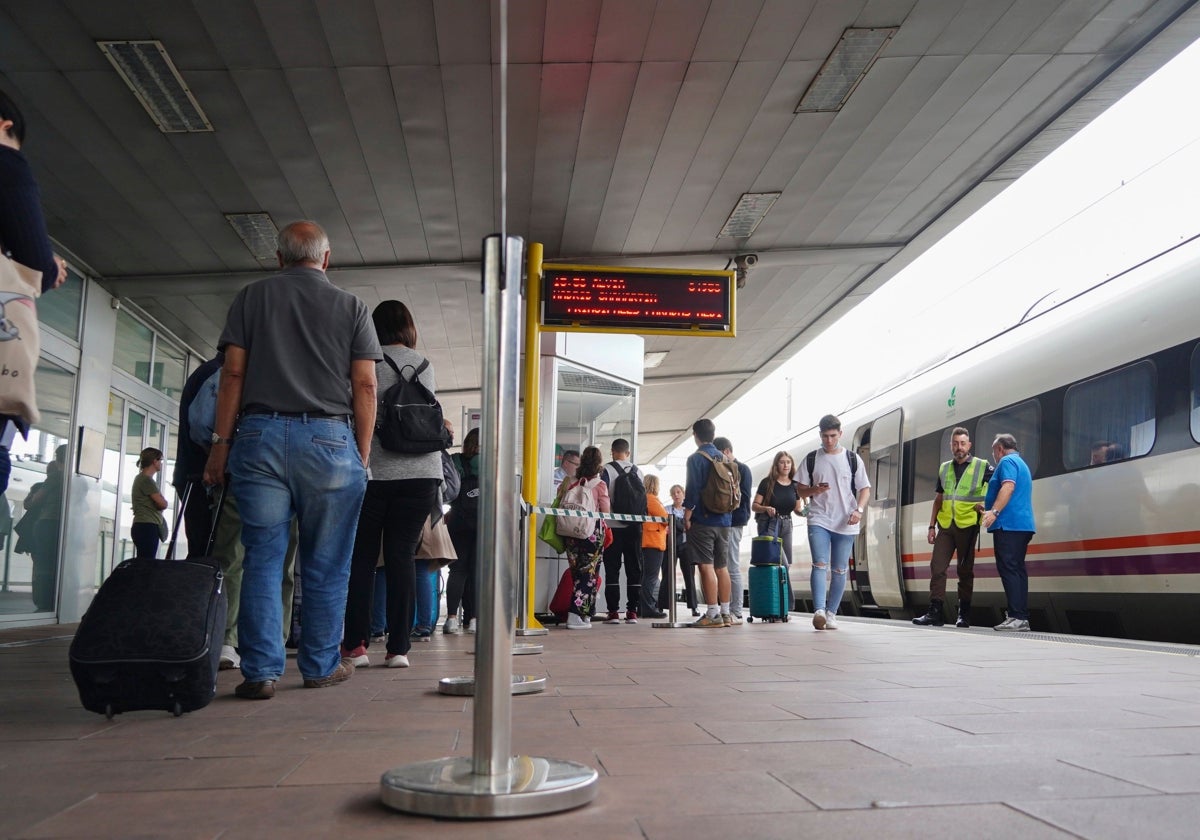 Viajeros subiendo a uno de los Alvia que conectan Salamanca con Madrid.