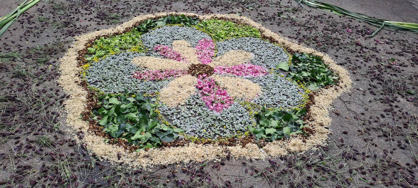 Las espectaculares alfombras florales de Serradilla del Arroyo para celebrar el Corpus