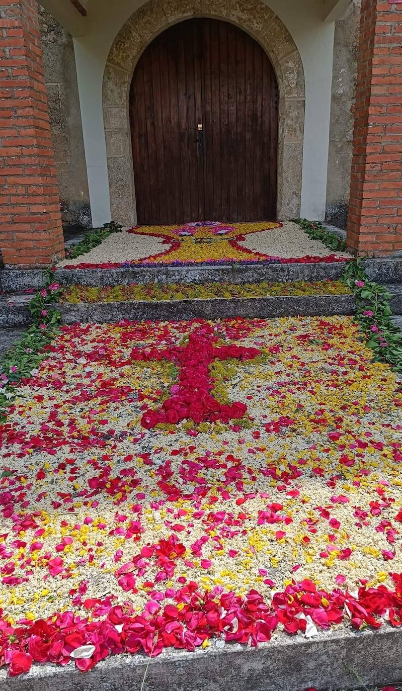 Las espectaculares alfombras florales de Serradilla del Arroyo para celebrar el Corpus