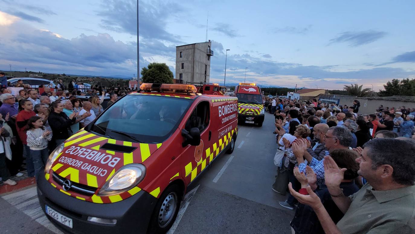 Más de 2.000 personas acompañan a los Bomberos de Ciudad Rodrigo en su despedida