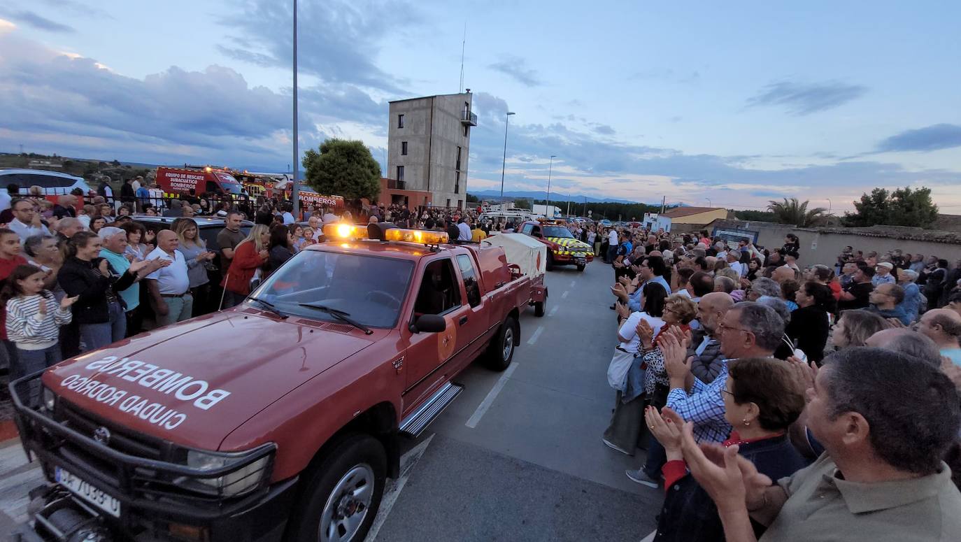 Más de 2.000 personas acompañan a los Bomberos de Ciudad Rodrigo en su despedida