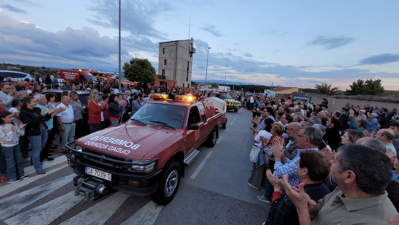 Más de 2.000 personas acompañan a los Bomberos de Ciudad Rodrigo en su despedida