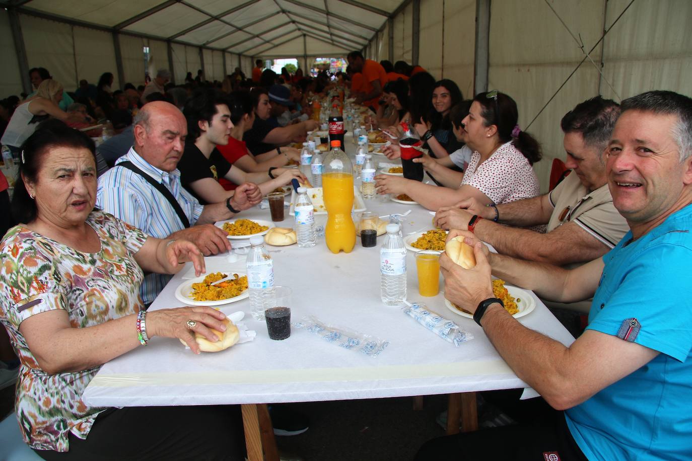 Villares reparte 4.000 raciones de paella