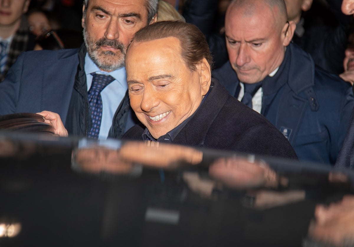 Una imagen de Silvio Berlusconi saliendo del hospital.