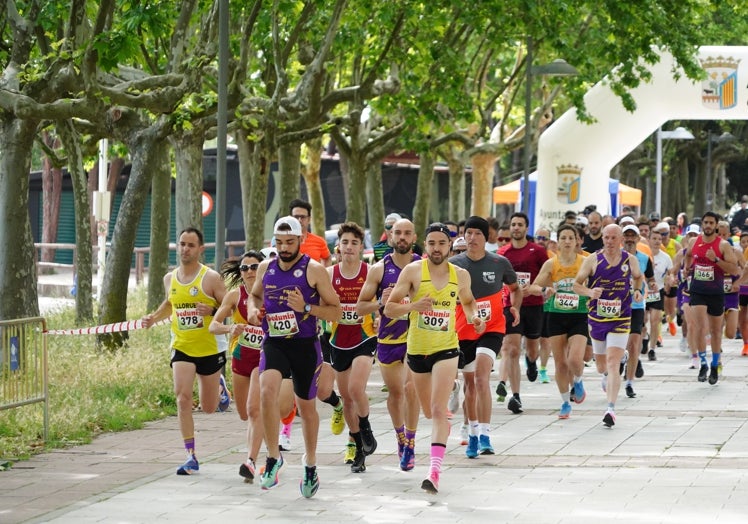 Los deportistas recorren los primeros metros de la prueba junto a la iglesia del Arrabal.