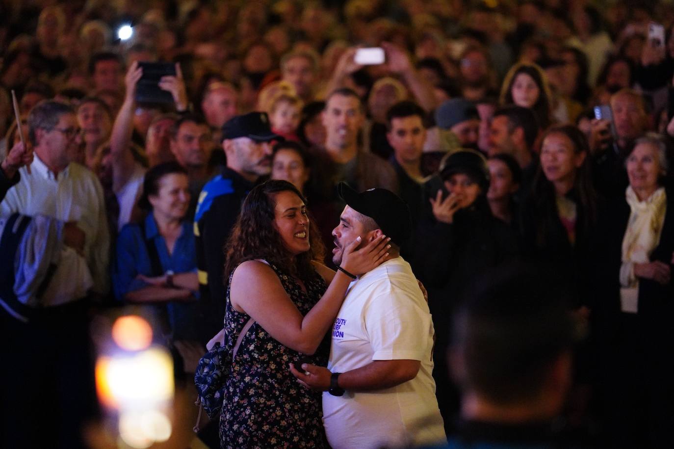 Momentazo en la Plaza Mayor: ¡una pedida de mano en mitad del espectáculo!