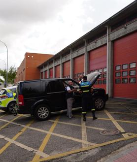 Imagen secundaria 2 - Insólito: un hombre se planta en el Parque de Bomberos para que le saquen un gato del coche