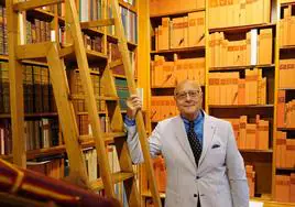 Pedro Cátedra, en la biblioteca de su casa.