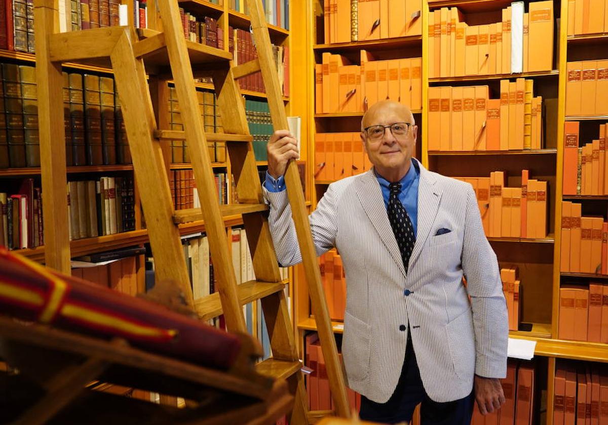 Pedro Cátedra, en la biblioteca de su casa.